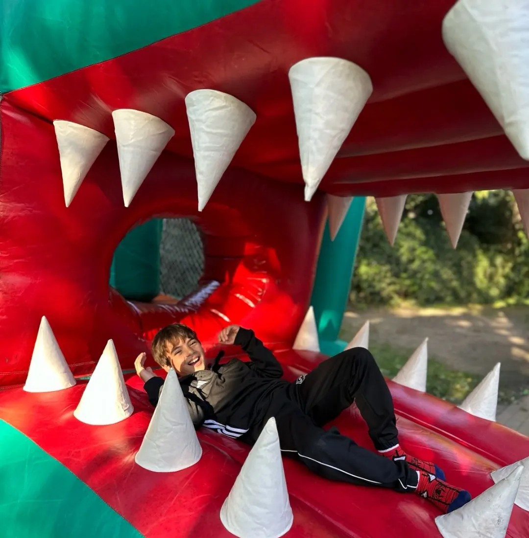 Inflable con forma de boca de tiburón en el parque
