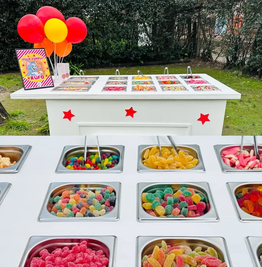 Stand de gomitas con bandejas de golosinas de colores y globos