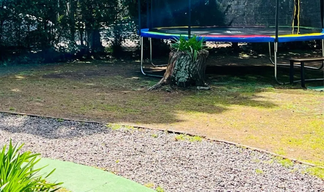 Cama elástica con red de protección en el parque de El Molino