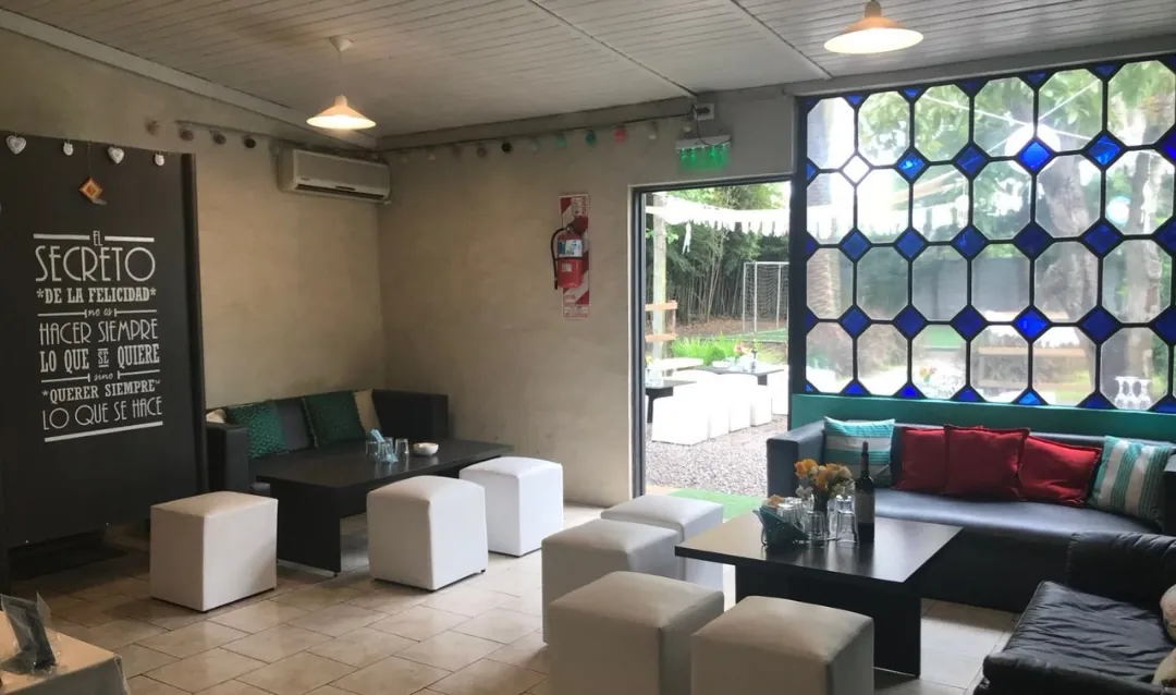 Sector de adultos con sillones, puffs, mesas ratonas y vitral de colores